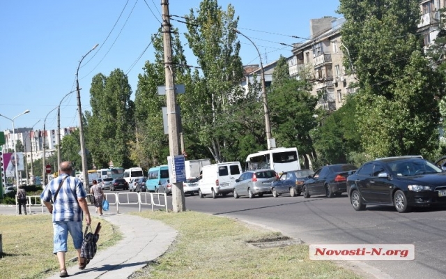 На Генерала Карпенко столкнулись две иномарки: троллейбус попытался их объехать, но не вышло - образовалась большая автопробка Фото № 6 На Генерала Карпенко столкнулись две иномарки: троллейбус попытался их объехать, но не вышло - образовалась большая автопробка Фото № 6