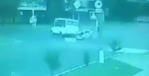 В сети появилось видео: столкновение автомобиля и маршрутки с 22 пассажирами Фото № 1 В сети появилось видео: столкновение автомобиля и маршрутки с 22 пассажирами Фото № 1