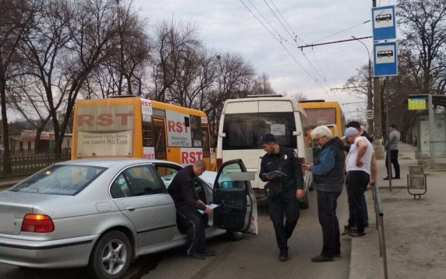 На Центральном проспекте автомобиль с еврономерами столкнулся с двумя маршрутками Фото № 0 На Центральном проспекте автомобиль с еврономерами столкнулся с двумя маршрутками Фото № 0