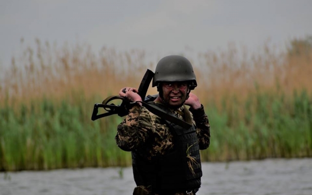 Молодые морпехи вместе с генерал-майором преодолели более восьми километров физических и психологических испытаний Фото № 11 Молодые морпехи вместе с генерал-майором преодолели более восьми километров физических и психологических испытаний Фото № 11