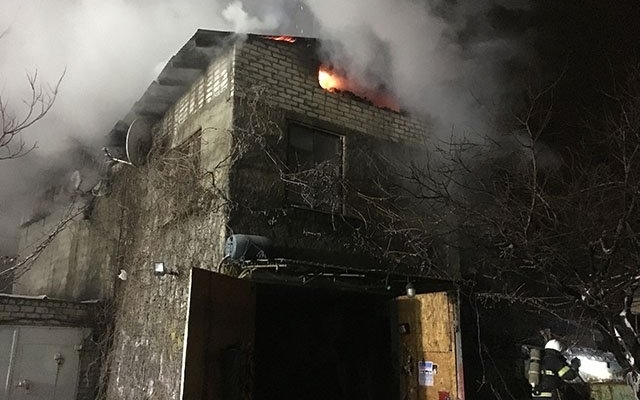 На Лазурной загорелся трехэтажный дом, в помещение находились мать с двумя маленькими детьми Фото № 1 На Лазурной загорелся трехэтажный дом, в помещение находились мать с двумя маленькими детьми Фото № 1