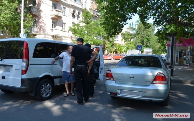 Авария на Соборной улице, микроавтобус столкнулся с автомобилем Фото № 1 Авария на Соборной улице, микроавтобус столкнулся с автомобилем Фото № 1