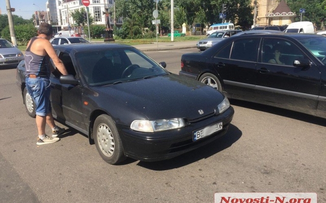 На Центральном проспекте столкнулись две иномарки, движение автотранспорта затруднено Фото № 2 На Центральном проспекте столкнулись две иномарки, движение автотранспорта затруднено Фото № 2