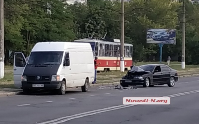 На Космонавтов автомобиль врезался в припаркованный микроавтобус Фото № 3 На Космонавтов автомобиль врезался в припаркованный микроавтобус Фото № 3