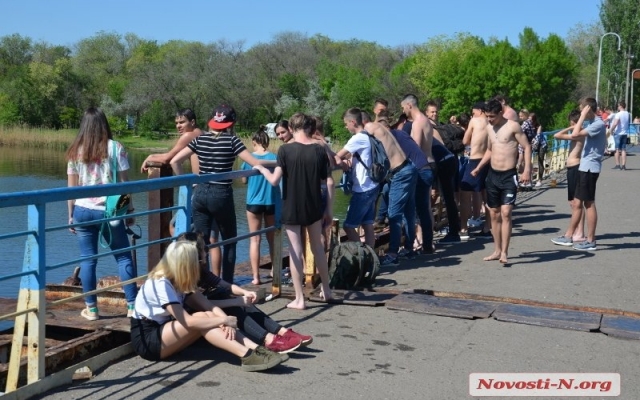 Подростки отметили Первомай прыжками с понтонного моста и солнечными ванными Фото № 3 Подростки отметили Первомай прыжками с понтонного моста и солнечными ванными Фото № 3