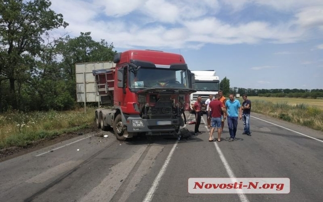 На объездной дороге жуткая авария: автомобиль врезался в зерновоз, пострадали три человека Фото № 6 На объездной дороге жуткая авария: автомобиль врезался в зерновоз, пострадали три человека Фото № 6