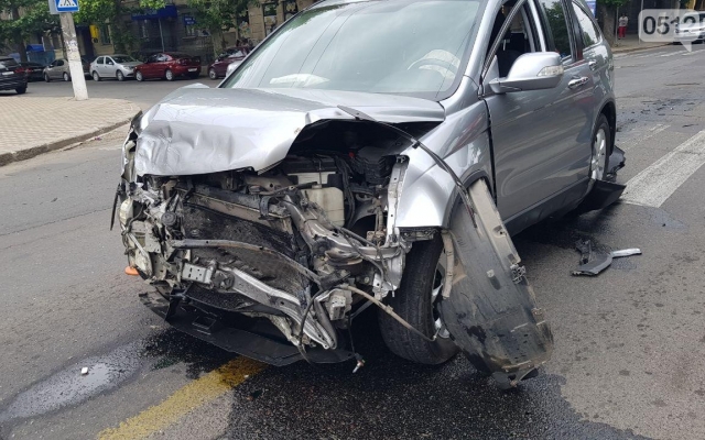 Нарушение правил дорожного движения: на Большой Морской столкнулись два автомобиля Фото № 1 Нарушение правил дорожного движения: на Большой Морской столкнулись два автомобиля Фото № 1