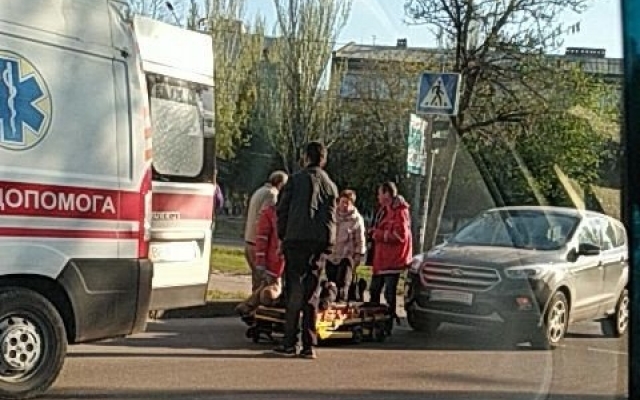 На проспекте Мира автомобиль сбил пешехода, образовалась большая пробка Фото № 0 На проспекте Мира автомобиль сбил пешехода, образовалась большая пробка Фото № 0