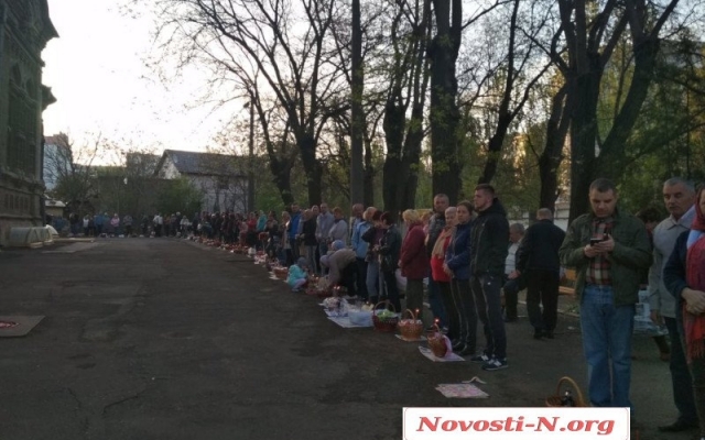 Православные жители Николаева отмечают Светлое Христово Воскресение и освящают пасхальные куличи Фото № 7 Православные жители Николаева отмечают Светлое Христово Воскресение и освящают пасхальные куличи Фото № 7