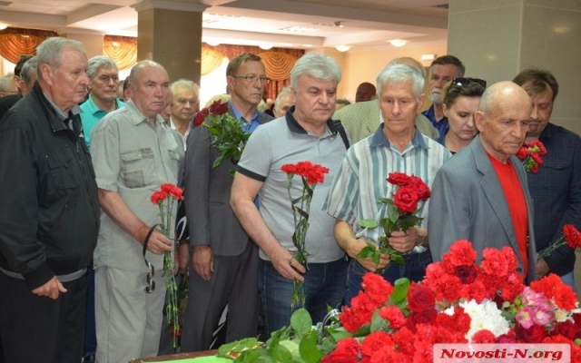 Жители Николаева простились с легендарным судостроителем Игорем Овдиенко Фото № 29 Жители Николаева простились с легендарным судостроителем Игорем Овдиенко Фото № 29
