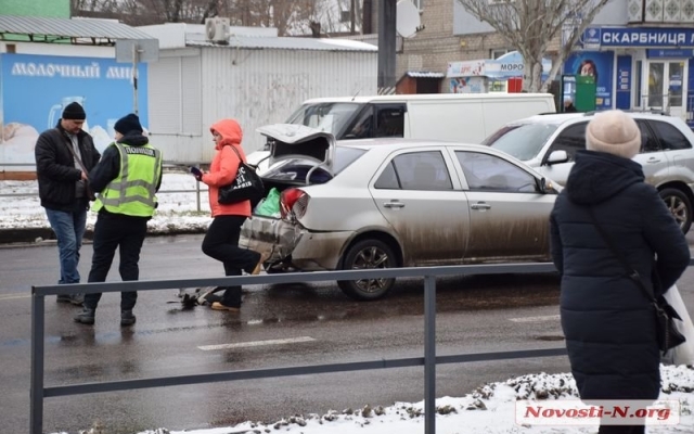 На проспекте Мира грузовик врезался в автомобиль: заблокировано движение электротранспорта, образовалась пробка Фото № 4 На проспекте Мира грузовик врезался в автомобиль: заблокировано движение электротранспорта, образовалась пробка Фото № 4