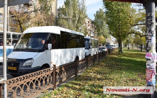 На Центральном проспекта столкнулись сразу три автомобиля, образовался большой затор на дорогах Фото № 2 На Центральном проспекта столкнулись сразу три автомобиля, образовался большой затор на дорогах Фото № 2