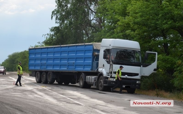 На трассе «Одесса-Николаев» произошла авария с участие трех машин, образовалась большая автомобильная пробка Фото № 9 На трассе «Одесса-Николаев» произошла авария с участие трех машин, образовалась большая автомобильная пробка Фото № 9