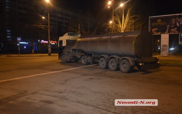 На Центральном проспекте застрял тягач с цистерной, груженной 20 тоннами подсолнечного масла Фото № 2 На Центральном проспекте застрял тягач с цистерной, груженной 20 тоннами подсолнечного масла Фото № 2