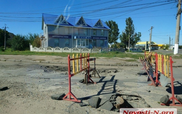 На Троицкой снова произошёл провал на канализационном коллекторе Фото № 4 На Троицкой снова произошёл провал на канализационном коллекторе Фото № 4