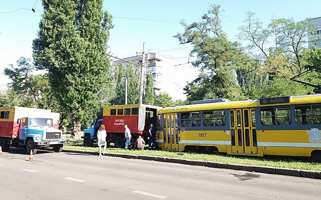 В Николаеве на Чкалова из-за изношенности колеи с рельсов сошел трамвай Фото № 2 В Николаеве на Чкалова из-за изношенности колеи с рельсов сошел трамвай Фото № 2
