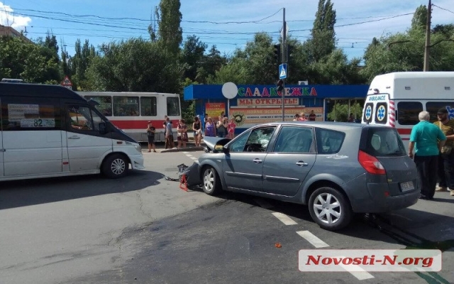 На Космонавтов не поделили перекресток два автомобиля, есть пострадавшие Фото № 9 На Космонавтов не поделили перекресток два автомобиля, есть пострадавшие Фото № 9