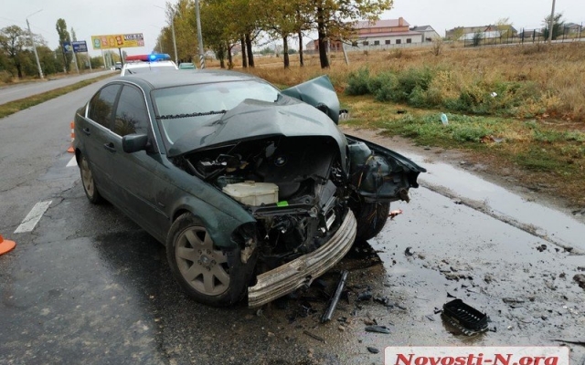 На Богоявленском проспекте такси врезался в столб Фото № 0 На Богоявленском проспекте такси врезался в столб Фото № 0