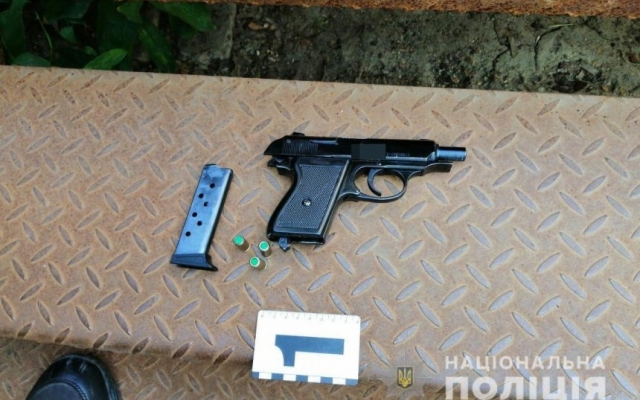 Возле одного из избирательных участков в Николаеве задержали людей с оружием Фото № 0 Возле одного из избирательных участков в Николаеве задержали людей с оружием Фото № 0