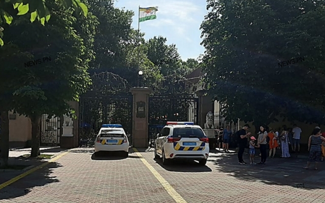 В Николаеве неизвестный сообщил о заминировании зоопарка, аэропорта и православных церквей Фото № 0 В Николаеве неизвестный сообщил о заминировании зоопарка, аэропорта и православных церквей Фото № 0