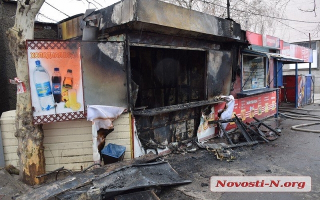 На Николаевском междугородном автовокзале полностью сгорел торговый киоск Фото № 1 На Николаевском междугородном автовокзале полностью сгорел торговый киоск Фото № 1