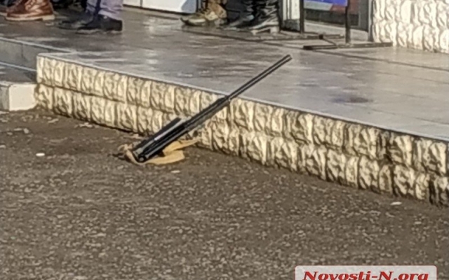 В Николаеве объявлен план «Перехват»: возле здания суда расстреляли мужчину и женщину Фото № 3 В Николаеве объявлен план «Перехват»: возле здания суда расстреляли мужчину и женщину Фото № 3