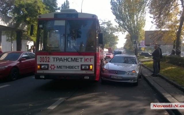 Столкновение троллейбуса и автомобиля создало пробку в районе Центрального проспекта Фото № 0 Столкновение троллейбуса и автомобиля создало пробку в районе Центрального проспекта Фото № 0
