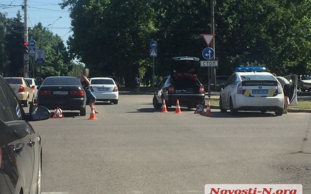 На Центральном проспекте столкнулись две иномарки, движение автотранспорта затруднено Фото № 3 На Центральном проспекте столкнулись две иномарки, движение автотранспорта затруднено Фото № 3