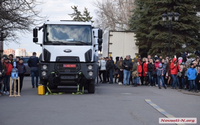 Губернатор Николаевской области Алексей Савченко на фестивале Muromets Fest вместе с богатырями потянул четыре фуры Фото № 5 Губернатор Николаевской области Алексей Савченко на фестивале Muromets Fest вместе с богатырями потянул четыре фуры Фото № 5