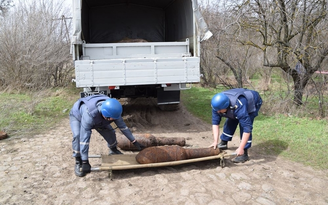 Смертельно опасные находки: в Веселиново обнаружены 7 реактивных снарядов и инженерную мину Фото № 3 Смертельно опасные находки: в Веселиново обнаружены 7 реактивных снарядов и инженерную мину Фото № 3
