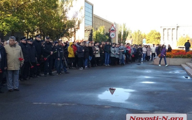Николаевцы возложили цветы Вечному огню в честь 74-й годовщины освобождения Украины от немецко-фашистских захватчиков Фото № 3 Николаевцы возложили цветы Вечному огню в честь 74-й годовщины освобождения Украины от немецко-фашистских захватчиков Фото № 3