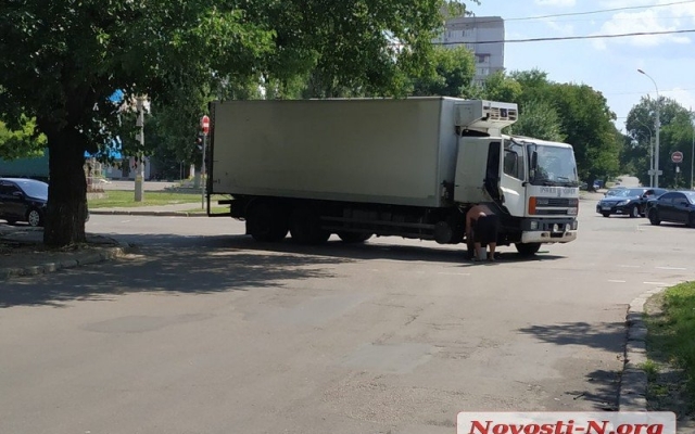 На углу улиц Садовая и Чигрина сломался грузовик, затруднено движение транспорта Фото № 1 На углу улиц Садовая и Чигрина сломался грузовик, затруднено движение транспорта Фото № 1