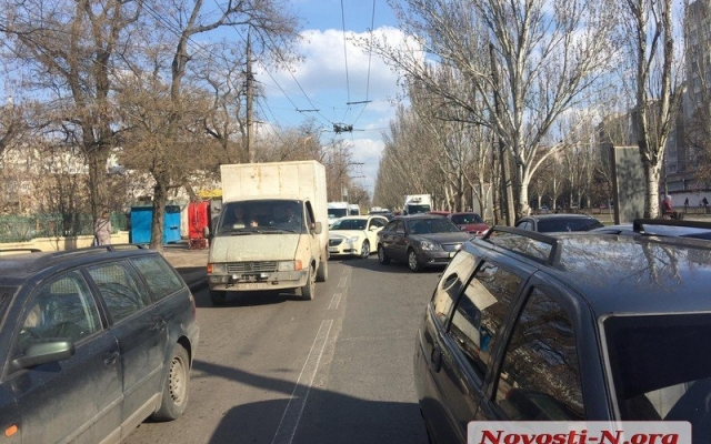 На Центральном проспекте столкнулись два автомобиля, образовалась большая пробка Фото № 1 На Центральном проспекте столкнулись два автомобиля, образовалась большая пробка Фото № 1