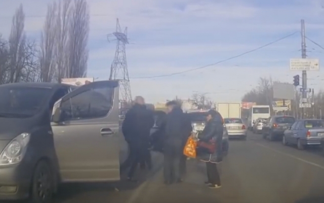 Николаевские камиказде: безрассудные пешеходы бросаются под колеса автомобилей Фото № 6 Николаевские камиказде: безрассудные пешеходы бросаются под колеса автомобилей Фото № 6