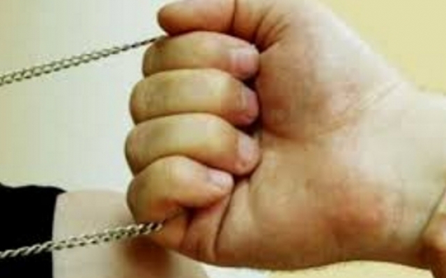 В Ингульском районе неизвестный сорвал с шеи пенсионера золотую цепочку Фото № 0 В Ингульском районе неизвестный сорвал с шеи пенсионера золотую цепочку Фото № 0