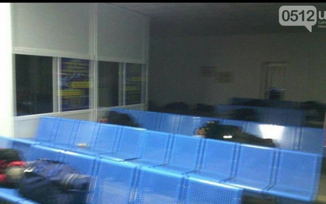Бомжи постепенно превращают Николаевский автовокзал в свою ночлежку Фото № 4 Бомжи постепенно превращают Николаевский автовокзал в свою ночлежку Фото № 4