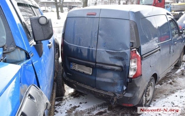 На Космонавтов столкнулись сразу четыре автомобиля Фото № 12 На Космонавтов столкнулись сразу четыре автомобиля Фото № 12