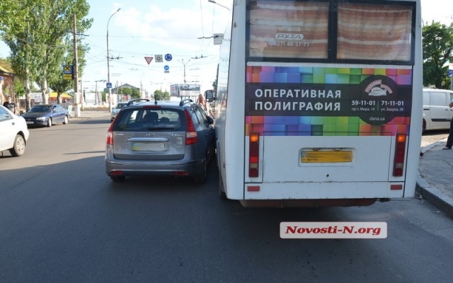 В центре Николаева столкнулись маршрутка и Hyundai Фото № 1 В центре Николаева столкнулись маршрутка и Hyundai Фото № 1