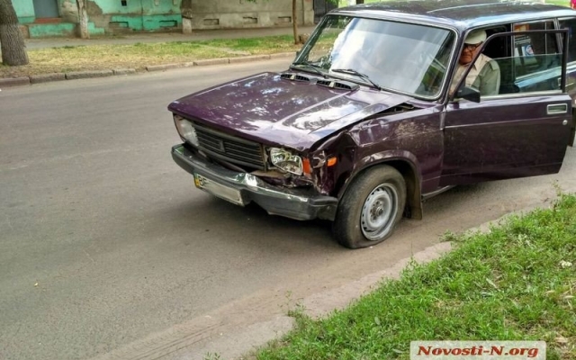 Водитель автомобиля «ВАЗ-2104» решил проскочить на красный свет светофора и столкнулся с иномаркой Фото № 2 Водитель автомобиля «ВАЗ-2104» решил проскочить на красный свет светофора и столкнулся с иномаркой Фото № 2