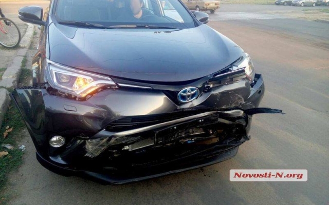 В Николаеве в ДТП попал новый автомобиль выехавший из салона Фото № 2 В Николаеве в ДТП попал новый автомобиль выехавший из салона Фото № 2