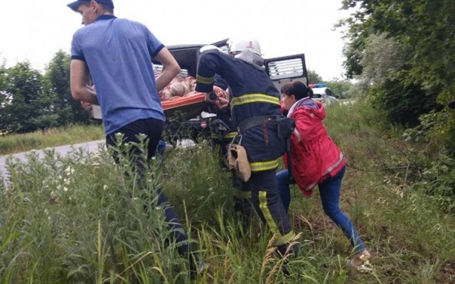 На трассе «Николаев-Одесса» автомобиль слетел в кювет и врезался в дерево, водитель погиб на месте Фото № 2 На трассе «Николаев-Одесса» автомобиль слетел в кювет и врезался в дерево, водитель погиб на месте Фото № 2