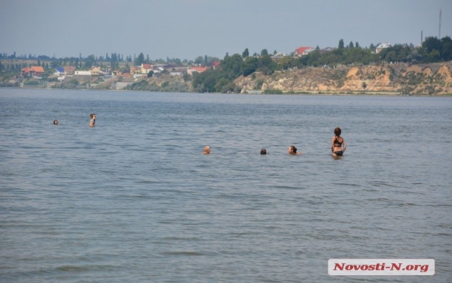 Несмотря на запрет николаевцы отдыхают и купаются на пляжах города Фото № 7 Несмотря на запрет николаевцы отдыхают и купаются на пляжах города Фото № 7