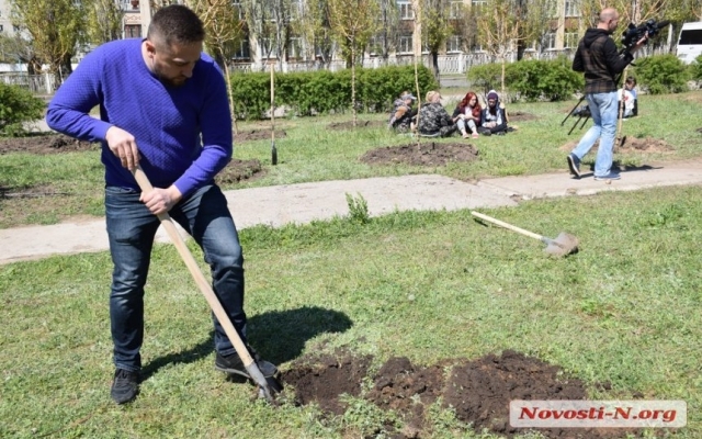 Николаевская молодежь высадили деревья в парке «Лески» Фото № 23 Николаевская молодежь высадили деревья в парке «Лески» Фото № 23