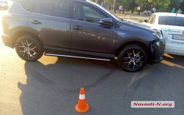 В Николаеве в ДТП попал новый автомобиль выехавший из салона Фото № 0 В Николаеве в ДТП попал новый автомобиль выехавший из салона Фото № 0