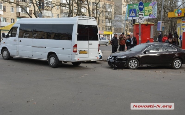 Маршрутка и автомобиль столкнулись на Богоявленском проспекте Фото № 0 Маршрутка и автомобиль столкнулись на Богоявленском проспекте Фото № 0