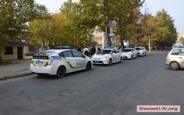 В Николаеве средь бела дня неизвестный украл у мужчины два мобильных телефона Фото № 0 В Николаеве средь бела дня неизвестный украл у мужчины два мобильных телефона Фото № 0