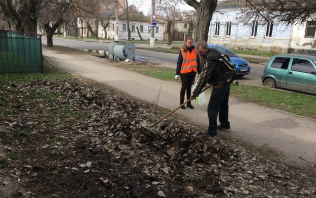 В Центральном районе продолжают убирать улицы от мусор и очищают от грязи прибордюрную часть проезжей части Фото № 7 В Центральном районе продолжают убирать улицы от мусор и очищают от грязи прибордюрную часть проезжей части Фото № 7