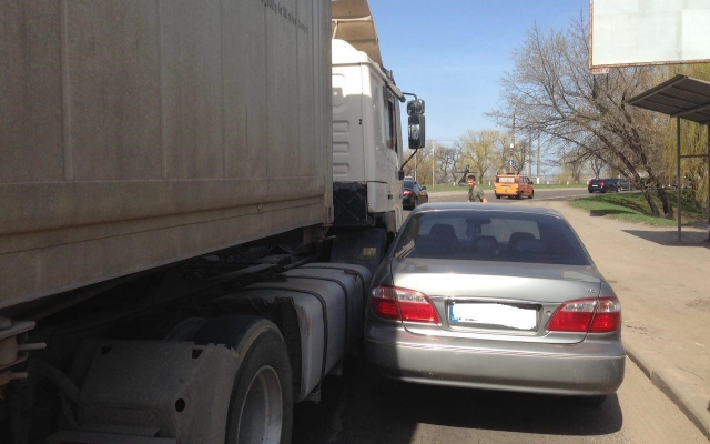 Возле Варваровского моста не смогли разминуться грузовой автомобиль и иномарка Фото № 3 Возле Варваровского моста не смогли разминуться грузовой автомобиль и иномарка Фото № 3