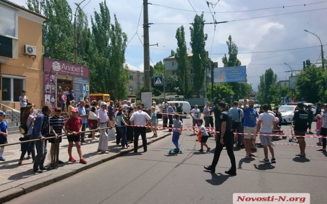 Нет света и газа: жители общежитий Черноморского судостроительного завода перекрыли проезжую часть Фото № 8 Нет света и газа: жители общежитий Черноморского судостроительного завода перекрыли проезжую часть Фото № 8
