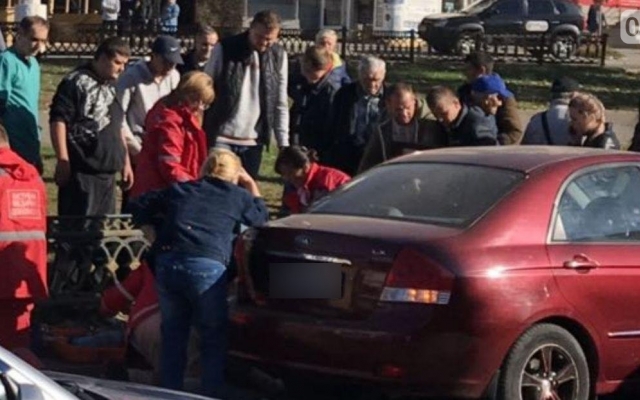 На Центральном проспекте водителю автомобиля стало плохо и он остановился посреди дороги Фото № 0 На Центральном проспекте водителю автомобиля стало плохо и он остановился посреди дороги Фото № 0